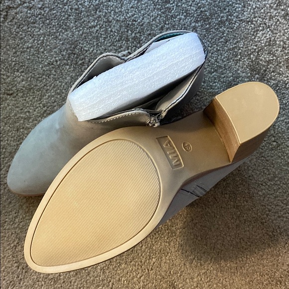NWOB MIA Dusky Ankle Bootie Gray Size 8.5 - Picture 3 of 11
